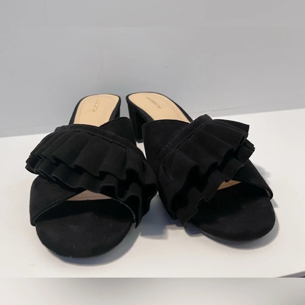 Liz Claiborne, 9.5M, L-Cerika, Black, suede inspired cross ruffle slip on pump